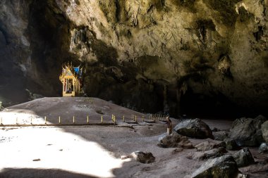 Hua Hin, Tayland, 08 Ocak 2025 Phraya Nakhon Mağarası, milli parktaki mistik mağara. Çarpıcı doğal güzelliklere, zorlu yürüyüşlere ve Kuha Karuhas Pavyonu 'na sahip tarihi bir yer..