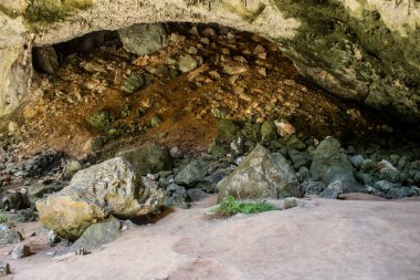 Hua Hin, Tayland, 08 Ocak 2025 Phraya Nakhon Mağarası, milli parktaki mistik mağara. Çarpıcı doğal güzelliklere, zorlu yürüyüşlere ve Kuha Karuhas Pavyonu 'na sahip tarihi bir yer..