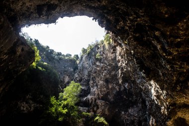 Hua Hin, Tayland, 08 Ocak 2025 Phraya Nakhon Mağarası, milli parktaki mistik mağara. Çarpıcı doğal güzelliklere, zorlu yürüyüşlere ve Kuha Karuhas Pavyonu 'na sahip tarihi bir yer..