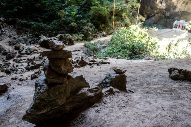 Hua Hin, Tayland, 08 Ocak 2025 Phraya Nakhon Mağarası, milli parktaki mistik mağara. Çarpıcı doğal güzelliklere, zorlu yürüyüşlere ve Kuha Karuhas Pavyonu 'na sahip tarihi bir yer..