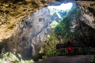 Hua Hin, Tayland, 08 Ocak 2025 Phraya Nakhon Mağarası, milli parktaki mistik mağara. Çarpıcı doğal güzelliklere, zorlu yürüyüşlere ve Kuha Karuhas Pavyonu 'na sahip tarihi bir yer..