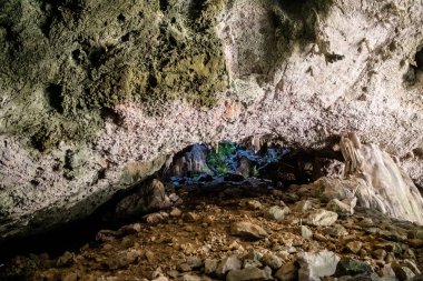 Hua Hin, Tayland, 08 Ocak 2025 Phraya Nakhon Mağarası, milli parktaki mistik mağara. Çarpıcı doğal güzelliklere, zorlu yürüyüşlere ve Kuha Karuhas Pavyonu 'na sahip tarihi bir yer..