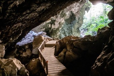 Hua Hin, Tayland, 08 Ocak 2025 Phraya Nakhon Mağarası, milli parktaki mistik mağara. Çarpıcı doğal güzelliklere, zorlu yürüyüşlere ve Kuha Karuhas Pavyonu 'na sahip tarihi bir yer..