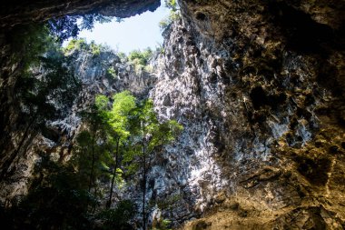 Hua Hin, Tayland, 08 Ocak 2025 Phraya Nakhon Mağarası, milli parktaki mistik mağara. Çarpıcı doğal güzelliklere, zorlu yürüyüşlere ve Kuha Karuhas Pavyonu 'na sahip tarihi bir yer..