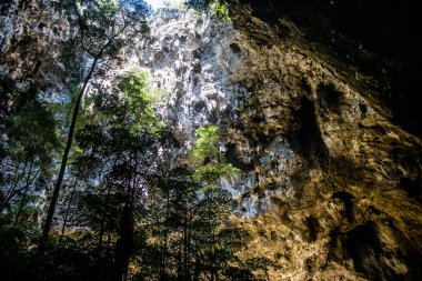 Hua Hin, Tayland, 08 Ocak 2025 Phraya Nakhon Mağarası, milli parktaki mistik mağara. Çarpıcı doğal güzelliklere, zorlu yürüyüşlere ve Kuha Karuhas Pavyonu 'na sahip tarihi bir yer..