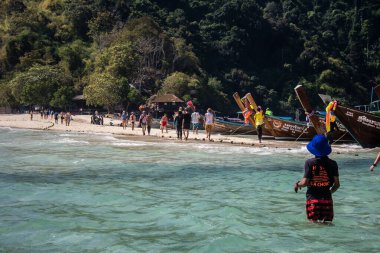 Ko Daam Kwan, Tayland, 6 Ocak 2025 Thale Waek 'i ziyaret eden turistler, küçük bir ada, beyaz kum bankası tarafından bölünmüştür. Gelgit olduğunda ve su seviyesi düştüğünde fenomen meydana gelir.