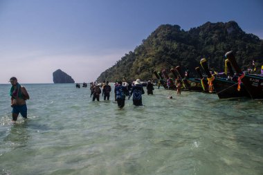 Ko Daam Kwan, Tayland, 6 Ocak 2025 Thale Waek 'i ziyaret eden turistler, küçük bir ada, beyaz kum bankası tarafından bölünmüştür. Gelgit olduğunda ve su seviyesi düştüğünde fenomen meydana gelir.