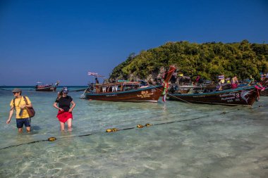 Ko Daam Kwan, Tayland, 6 Ocak 2025 Thale Waek 'i ziyaret eden turistler, küçük bir ada, beyaz kum bankası tarafından bölünmüştür. Gelgit olduğunda ve su seviyesi düştüğünde fenomen meydana gelir.