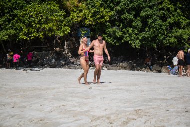 Ko Daam Kwan, Tayland, 6 Ocak 2025 Thale Waek 'i ziyaret eden turistler, küçük bir ada, beyaz kum bankası tarafından bölünmüştür. Gelgit olduğunda ve su seviyesi düştüğünde fenomen meydana gelir.