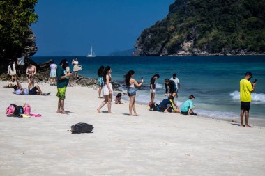 Ko Daam Kwan, Tayland, 6 Ocak 2025 Thale Waek 'i ziyaret eden turistler, küçük bir ada, beyaz kum bankası tarafından bölünmüştür. Gelgit olduğunda ve su seviyesi düştüğünde fenomen meydana gelir.