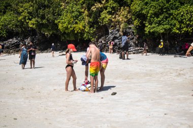 Ko Daam Kwan, Tayland, 6 Ocak 2025 Thale Waek 'i ziyaret eden turistler, küçük bir ada, beyaz kum bankası tarafından bölünmüştür. Gelgit olduğunda ve su seviyesi düştüğünde fenomen meydana gelir.