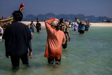 Ko Daam Kwan, Tayland, 6 Ocak 2025 Thale Waek 'i ziyaret eden turistler, küçük bir ada, beyaz kum bankası tarafından bölünmüştür. Gelgit olduğunda ve su seviyesi düştüğünde fenomen meydana gelir.