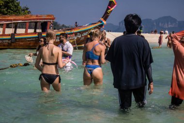 Ko Daam Kwan, Tayland, 6 Ocak 2025 Thale Waek 'i ziyaret eden turistler, küçük bir ada, beyaz kum bankası tarafından bölünmüştür. Gelgit olduğunda ve su seviyesi düştüğünde fenomen meydana gelir.