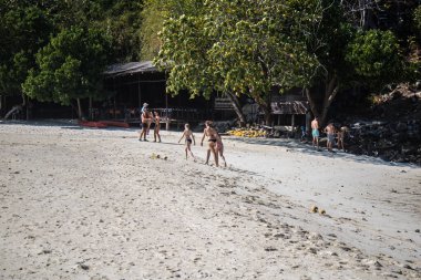 Ko Daam Kwan, Tayland, 6 Ocak 2025 Thale Waek 'i ziyaret eden turistler, küçük bir ada, beyaz kum bankası tarafından bölünmüştür. Gelgit olduğunda ve su seviyesi düştüğünde fenomen meydana gelir.