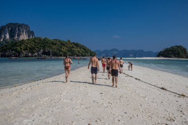 Ko Daam Kwan, Tayland, 6 Ocak 2025 Thale Waek 'i ziyaret eden turistler, küçük bir ada, beyaz kum bankası tarafından bölünmüştür. Gelgit olduğunda ve su seviyesi düştüğünde fenomen meydana gelir.