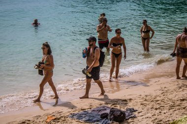 Ko Daam Kwan, Tayland, 6 Ocak 2025 Thale Waek 'i ziyaret eden turistler, küçük bir ada, beyaz kum bankası tarafından bölünmüştür. Gelgit olduğunda ve su seviyesi düştüğünde fenomen meydana gelir.