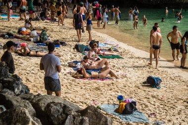 Ko Daam Kwan, Tayland, 6 Ocak 2025 Thale Waek 'i ziyaret eden turistler, küçük bir ada, beyaz kum bankası tarafından bölünmüştür. Gelgit olduğunda ve su seviyesi düştüğünde fenomen meydana gelir.