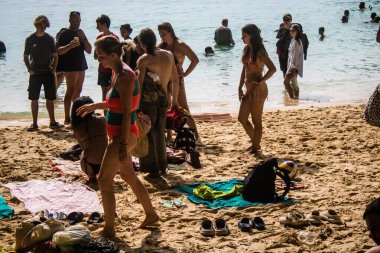 Ko Daam Kwan, Tayland, 6 Ocak 2025 Thale Waek 'i ziyaret eden turistler, küçük bir ada, beyaz kum bankası tarafından bölünmüştür. Gelgit olduğunda ve su seviyesi düştüğünde fenomen meydana gelir.