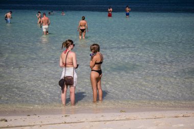 Ko Daam Kwan, Tayland, 6 Ocak 2025 Thale Waek 'i ziyaret eden turistler, küçük bir ada, beyaz kum bankası tarafından bölünmüştür. Gelgit olduğunda ve su seviyesi düştüğünde fenomen meydana gelir.