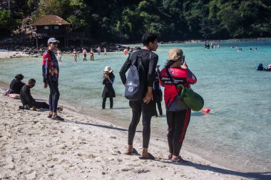 Ko Daam Kwan, Tayland, 6 Ocak 2025 Thale Waek 'i ziyaret eden turistler, küçük bir ada, beyaz kum bankası tarafından bölünmüştür. Gelgit olduğunda ve su seviyesi düştüğünde fenomen meydana gelir.