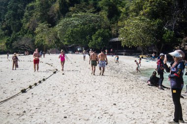 Ko Daam Kwan, Tayland, 6 Ocak 2025 Thale Waek 'i ziyaret eden turistler, küçük bir ada, beyaz kum bankası tarafından bölünmüştür. Gelgit olduğunda ve su seviyesi düştüğünde fenomen meydana gelir.