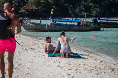 Ko Daam Kwan, Tayland, 6 Ocak 2025 Thale Waek 'i ziyaret eden turistler, küçük bir ada, beyaz kum bankası tarafından bölünmüştür. Gelgit olduğunda ve su seviyesi düştüğünde fenomen meydana gelir.