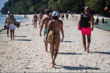 Ko Daam Kwan, Tayland, 6 Ocak 2025 Thale Waek 'i ziyaret eden turistler, küçük bir ada, beyaz kum bankası tarafından bölünmüştür. Gelgit olduğunda ve su seviyesi düştüğünde fenomen meydana gelir.