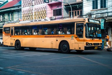 Bangkok, Tayland, 19 Ocak 2025. Otobüs Tayland 'ın başkenti Bangkok sokaklarında yuvarlanıyor. Canlı sokak hayatı, zengin kültür mirası ve hareketli pazarlarıyla ünlüdür..