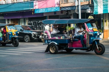 Bangkok, Tayland, 19 Ocak 2025 Taxi Tayland 'ın başkenti Bangkok sokaklarında akın ediyor. Canlı sokak hayatı, zengin kültür mirası ve hareketli pazarlarıyla ünlüdür..