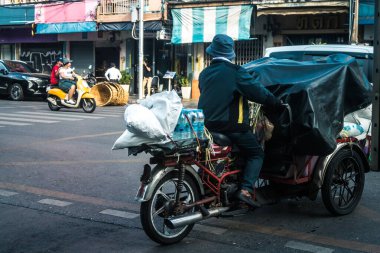 Bangkok, Tayland, 19 Ocak 2025 Taxi Tayland 'ın başkenti Bangkok sokaklarında akın ediyor. Canlı sokak hayatı, zengin kültür mirası ve hareketli pazarlarıyla ünlüdür..