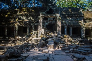 Siem hasadı, Kamboçya, 21 Ocak 2025 'te Angkor Wat kompleksindeki Ta Prohm tapınağının mimarisi, antik Khmer başkenti Angkor' da bulunan bir Hindu-Budist yerleşimi, başlangıçta 1150 yılında inşa edildi..