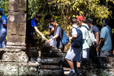 Siem hasadı, Kamboçya, 21 Ocak 2025 Banteay Kdei tapınağını ziyaret eden turistler, 1150 ce 'de inşa edilen ve antik Khmer başkenti Angkor' da yer alan bir Hindu-Budist tapınağı..