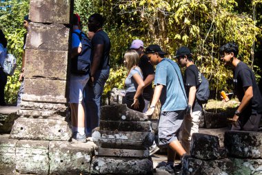 Siem hasadı, Kamboçya, 21 Ocak 2025 Banteay Kdei tapınağını ziyaret eden turistler, 1150 ce 'de inşa edilen ve antik Khmer başkenti Angkor' da yer alan bir Hindu-Budist tapınağı..