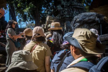 Siem hasadı, Kamboçya, 21 Ocak 2025 'te Angkor Wat' taki Ta Prohm tapınağını ziyaret eden turistler, 1150 ce 'de inşa edilmiş ve antik Khmer başkenti Angkor' da yer alan Hindu-Budist tapınağı kompleksi..