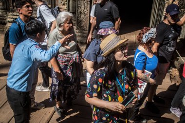 Siem hasadı, Kamboçya, 21 Ocak 2025 'te Angkor Wat' taki Ta Prohm tapınağını ziyaret eden turistler, 1150 ce 'de inşa edilmiş ve antik Khmer başkenti Angkor' da yer alan Hindu-Budist tapınağı kompleksi..