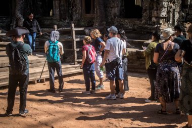 Siem hasadı, Kamboçya, 21 Ocak 2025 'te Angkor Wat' taki Ta Prohm tapınağını ziyaret eden turistler, 1150 ce 'de inşa edilmiş ve antik Khmer başkenti Angkor' da yer alan Hindu-Budist tapınağı kompleksi..