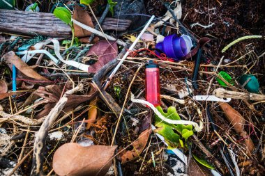 Koh Rong, Kamboçya, 22 Ocak 2025 Çöp ve plastik atık denize dökülüyor ve Kamboçya 'daki Koh Rong' un beyaz kumsallarına dökülüyor. Plastik kirliliği gezegenin her yerinde bulunur..