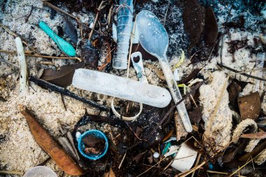 Koh Rong, Kamboçya, 22 Ocak 2025 Çöp ve plastik atık denize dökülüyor ve Kamboçya 'daki Koh Rong' un beyaz kumsallarına dökülüyor. Plastik kirliliği gezegenin her yerinde bulunur..