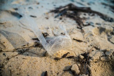 Koh Rong, Kamboçya, 22 Ocak 2025 Çöp ve plastik atık denize dökülüyor ve Kamboçya 'daki Koh Rong' un beyaz kumsallarına dökülüyor. Plastik kirliliği gezegenin her yerinde bulunur..