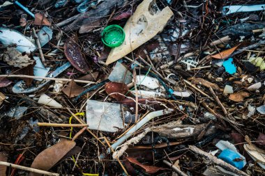 Koh Rong, Kamboçya, 22 Ocak 2025 Çöp ve plastik atık denize dökülüyor ve Kamboçya 'daki Koh Rong' un beyaz kumsallarına dökülüyor. Plastik kirliliği gezegenin her yerinde bulunur..