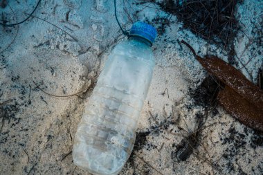 Koh Rong, Kamboçya, 22 Ocak 2025 Çöp ve plastik atık denize dökülüyor ve Kamboçya 'daki Koh Rong' un beyaz kumsallarına dökülüyor. Plastik kirliliği gezegenin her yerinde bulunur..