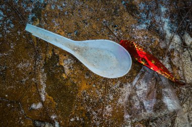 Koh Rong, Kamboçya, 22 Ocak 2025 Çöp ve plastik atık denize dökülüyor ve Kamboçya 'daki Koh Rong' un beyaz kumsallarına dökülüyor. Plastik kirliliği gezegenin her yerinde bulunur..