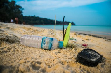 Koh Rong, Kamboçya, 22 Ocak 2025 Çöp ve plastik atık denize dökülüyor ve Kamboçya 'daki Koh Rong' un beyaz kumsallarına dökülüyor. Plastik kirliliği gezegenin her yerinde bulunur..