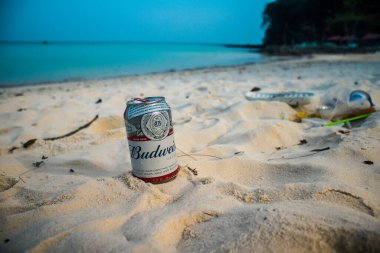 Koh Rong, Kamboçya, 22 Ocak 2025 Çöp ve plastik atık denize dökülüyor ve Kamboçya 'daki Koh Rong' un beyaz kumsallarına dökülüyor. Plastik kirliliği gezegenin her yerinde bulunur..
