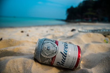Koh Rong, Kamboçya, 22 Ocak 2025 Çöp ve plastik atık denize dökülüyor ve Kamboçya 'daki Koh Rong' un beyaz kumsallarına dökülüyor. Plastik kirliliği gezegenin her yerinde bulunur..