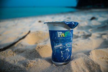 Koh Rong, Kamboçya, 22 Ocak 2025 Çöp ve plastik atık denize dökülüyor ve Kamboçya 'daki Koh Rong' un beyaz kumsallarına dökülüyor. Plastik kirliliği gezegenin her yerinde bulunur..