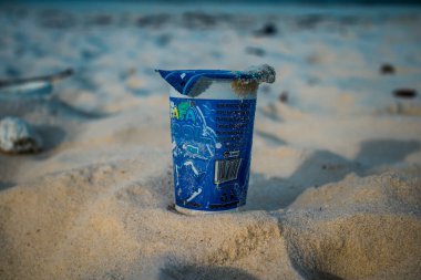 Koh Rong, Kamboçya, 22 Ocak 2025 Çöp ve plastik atık denize dökülüyor ve Kamboçya 'daki Koh Rong' un beyaz kumsallarına dökülüyor. Plastik kirliliği gezegenin her yerinde bulunur..