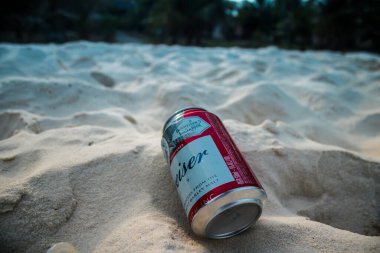 Koh Rong, Kamboçya, 22 Ocak 2025 Çöp ve plastik atık denize dökülüyor ve Kamboçya 'daki Koh Rong' un beyaz kumsallarına dökülüyor. Plastik kirliliği gezegenin her yerinde bulunur..