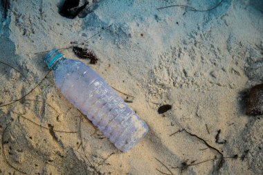 Koh Rong, Kamboçya, 22 Ocak 2025 Çöp ve plastik atık denize dökülüyor ve Kamboçya 'daki Koh Rong' un beyaz kumsallarına dökülüyor. Plastik kirliliği gezegenin her yerinde bulunur..