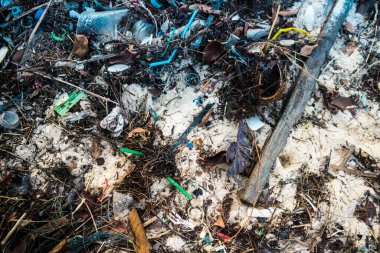 Koh Rong, Kamboçya, 22 Ocak 2025 Çöp ve plastik atık denize dökülüyor ve Kamboçya 'daki Koh Rong' un beyaz kumsallarına dökülüyor. Plastik kirliliği gezegenin her yerinde bulunur..